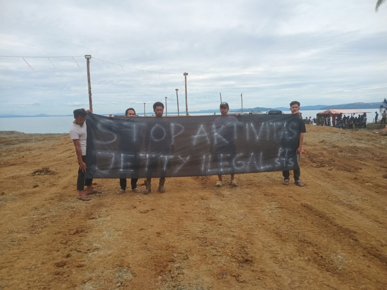 Main Langgar di Terminal Nikel Halmahera Timur